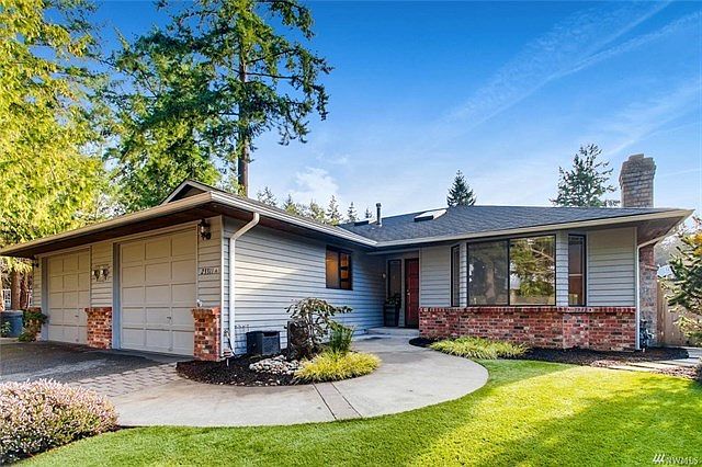 Rare duplex style rambler with large one car garage