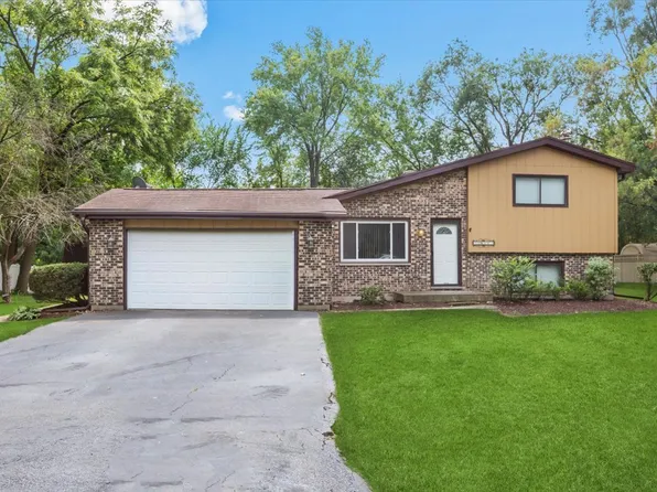 33W067 Bonnie St, St Charles, IL 60174