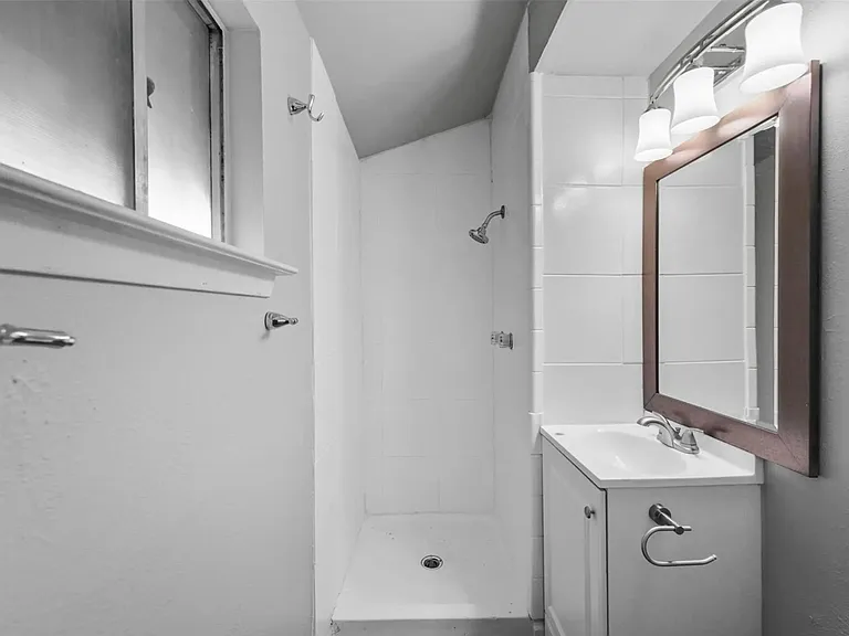 # 4 Private Bathroom