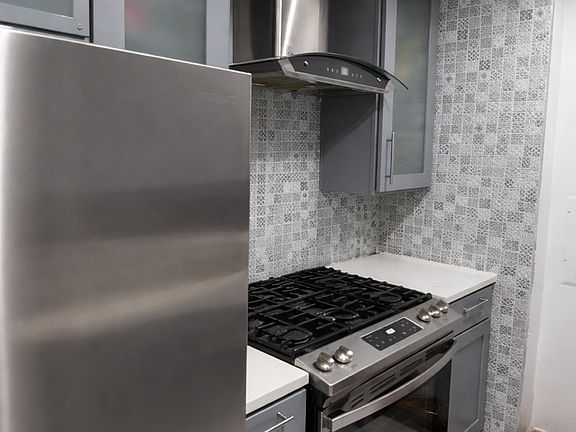 5th image of 60 Oceana Dr W APT 6A