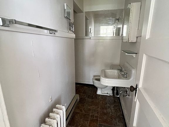 2nd image of 625 NE Maiden Ln #2