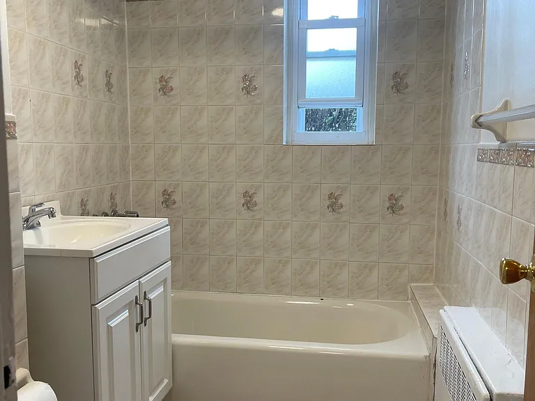 1284 Pelham Pkwy S #1A — Photo 2
