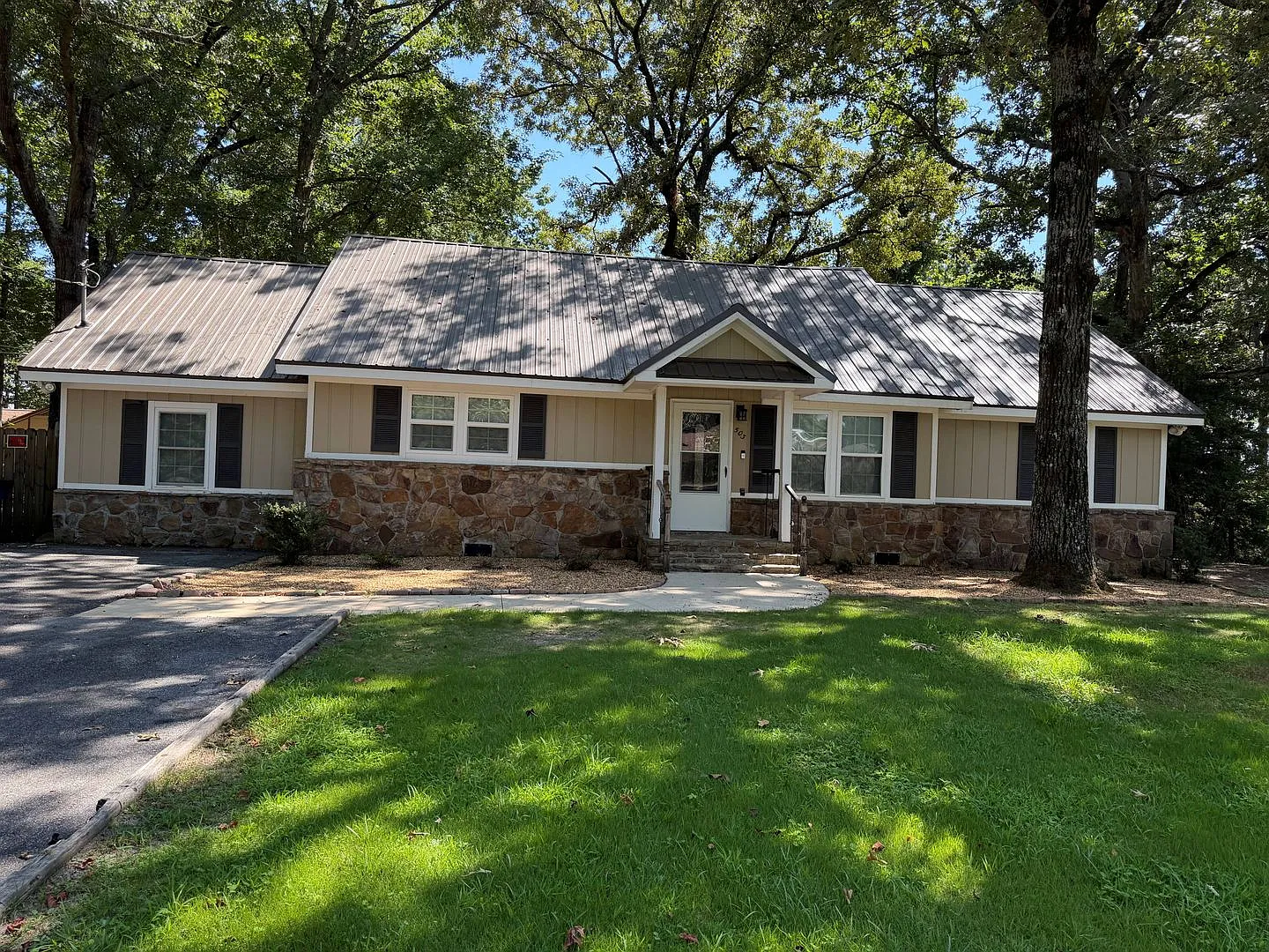 Spacious 3BR Home on Nearly an Acre in Opelika — Photo 2