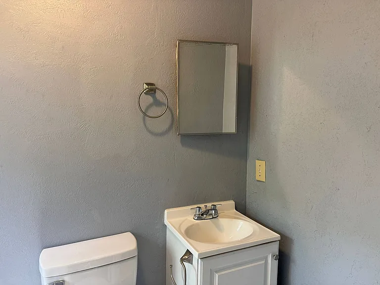 808 E Bank St — Photo 24