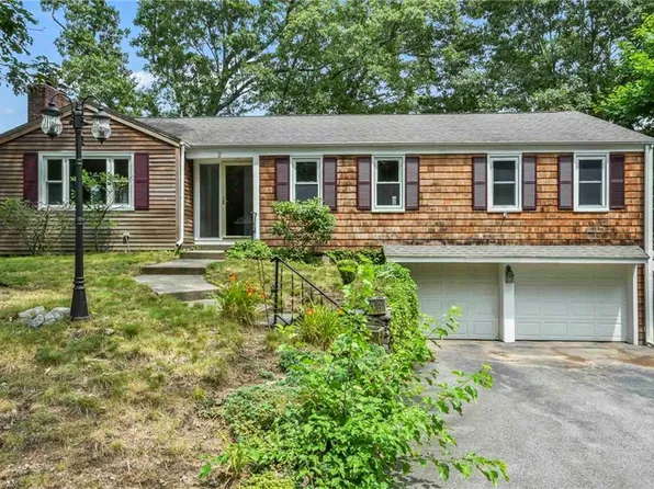 2 Plantation St, Warwick, RI 02886