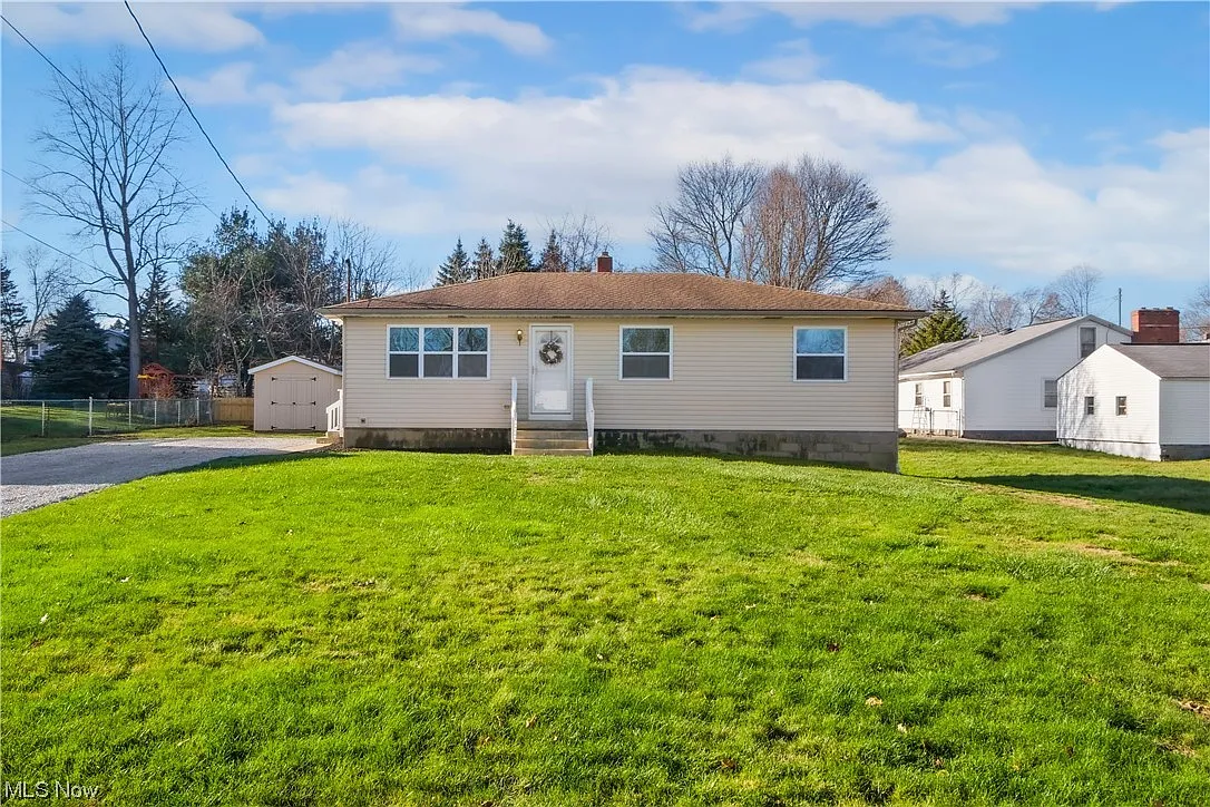 472 Columbine Ave photo 1