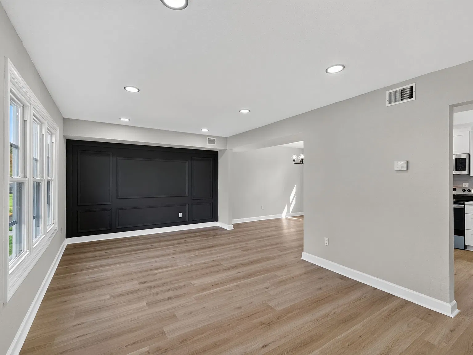 5 bed, 3.5 bath, 2422 sqft, $3,500 — Photo 2