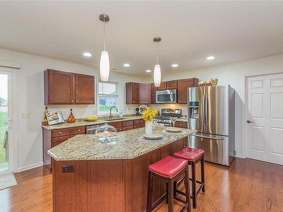 4th image of 5 Corwin Dr