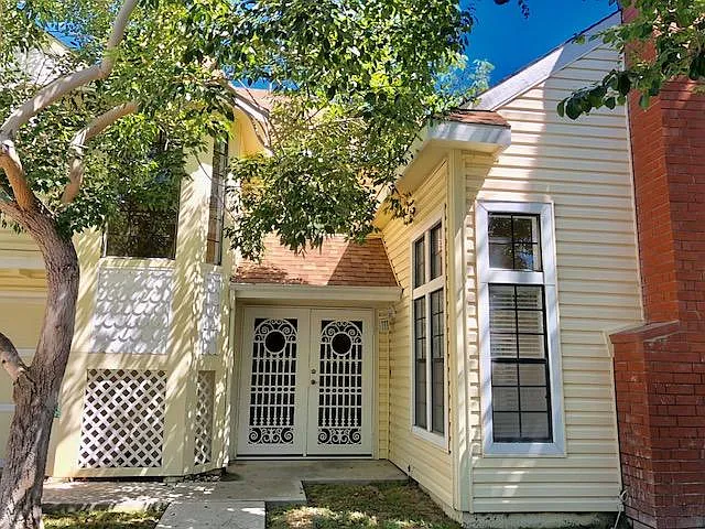 4 bed, 1872 sqft, $4,650 — Photo 1