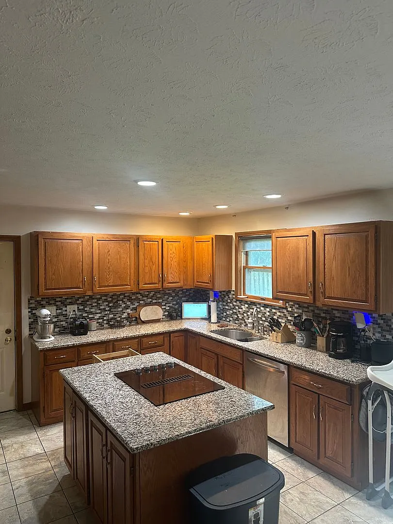 5 bedrooms, 3 bathrooms — Photo 1