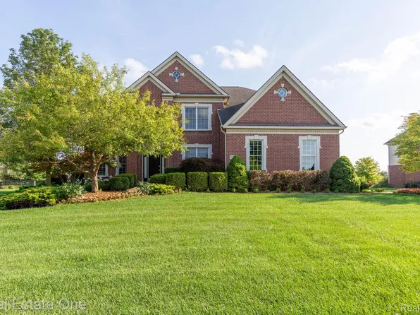 3755 S Century Oak Cir, Oakland, MI 48363