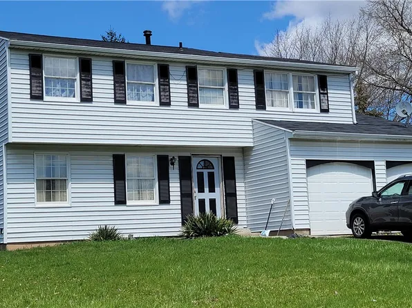 48 Coachlight Cir, Farmington, NY 14425