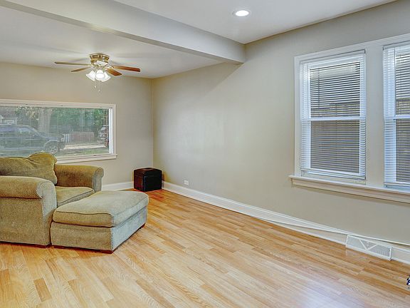 5th image of 415 E Willow Dr