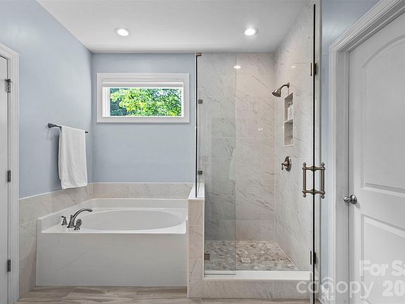3rd image of 2467 Chatham Dr
