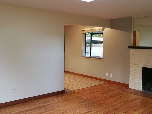 2nd image of 348 NE Serpentine Pl