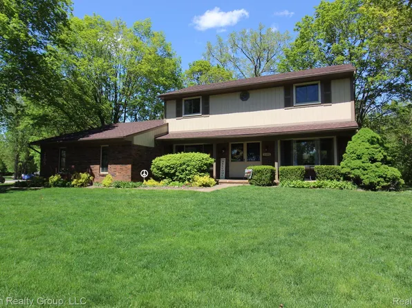 2105 Keylon Dr, West Bloomfield, MI 48324