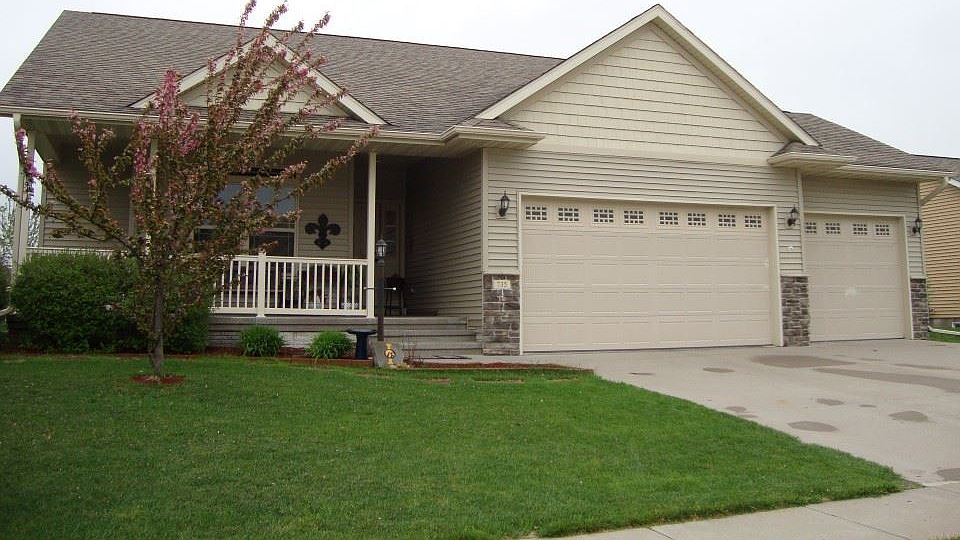 1st image of 735 Berkshire Ln