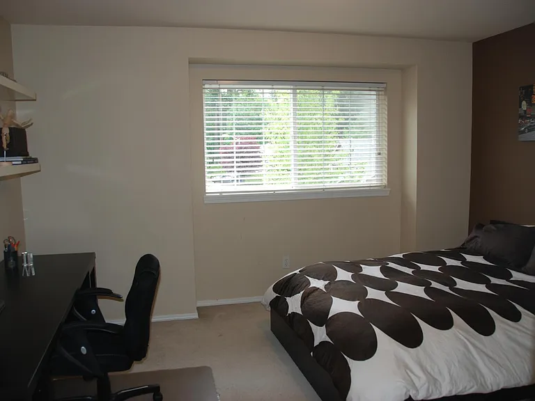 Queen Bed Bedroom 1