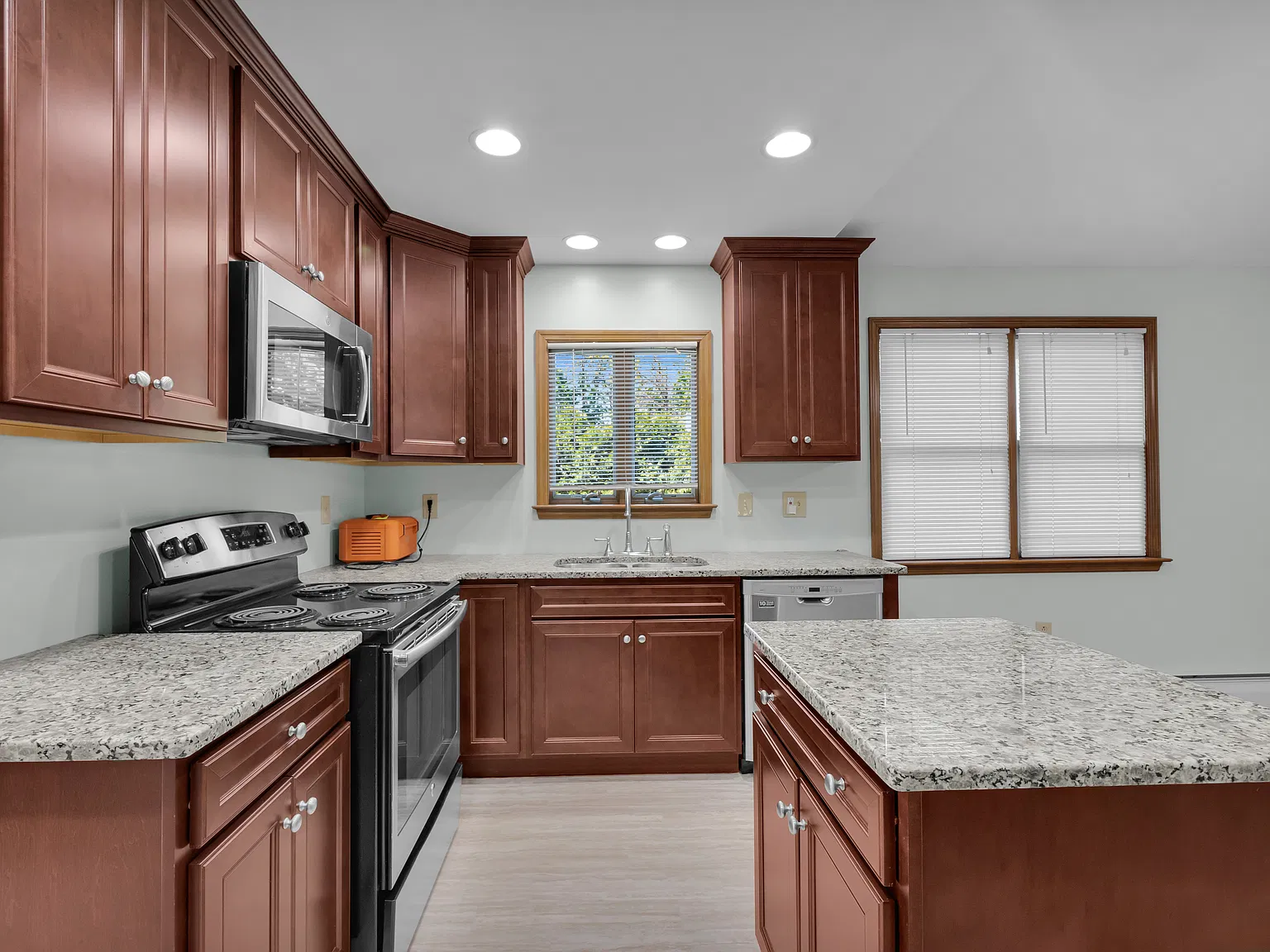 5 bed, 3.5 bath, 1600 sqft, $3,000 — Photo 2