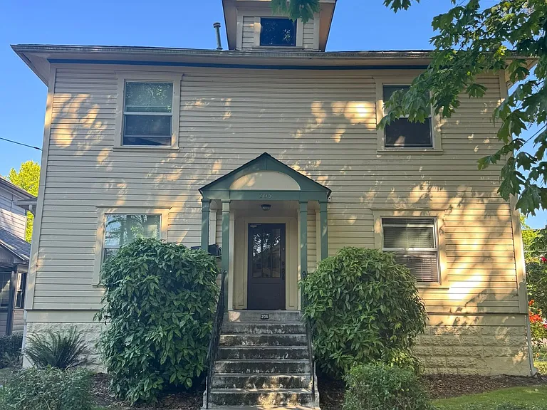 205 NW 11th St — Photo 5