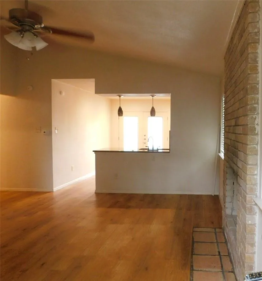 3 bed, 2.0 bath, 2098 sqft, $1,650 — Photo 3