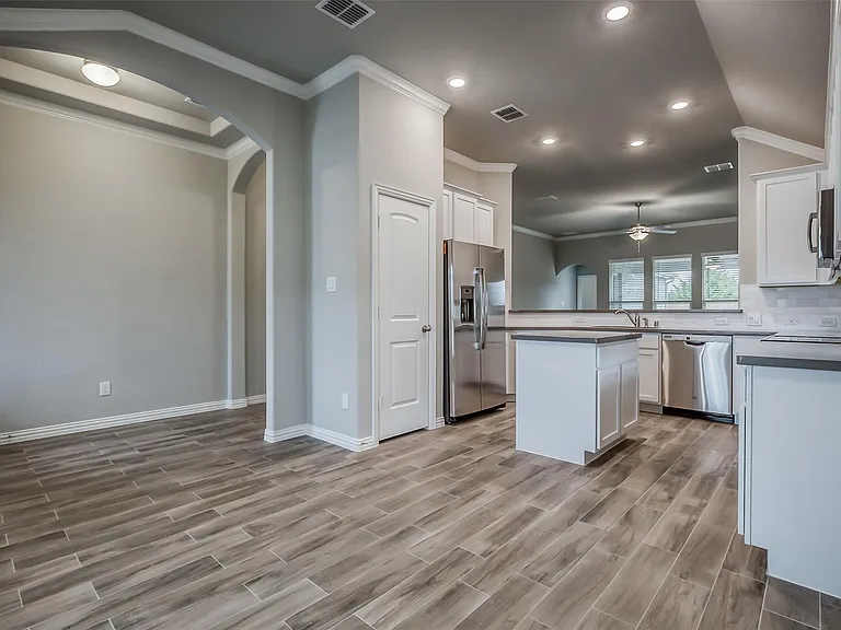 638 Devonshire Ln — Photo 7