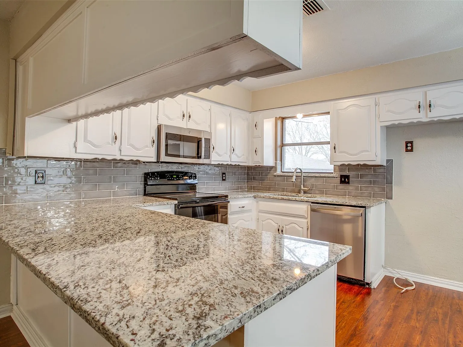 4 bed, 1812 sqft, $2,000 — Photo 2