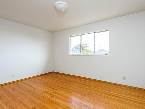 5th image of 216 Acacia Ave