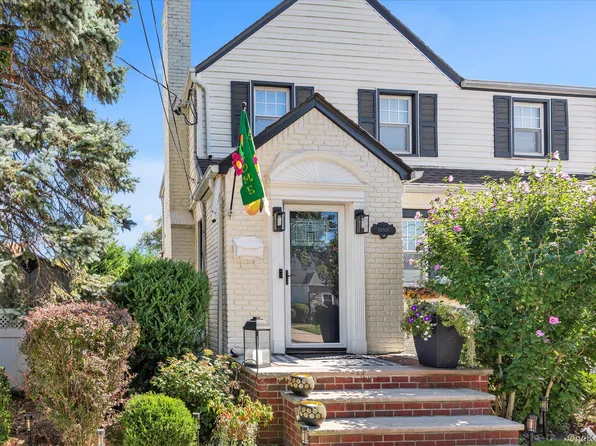 16 Farnum Street, Lynbrook, NY 11563