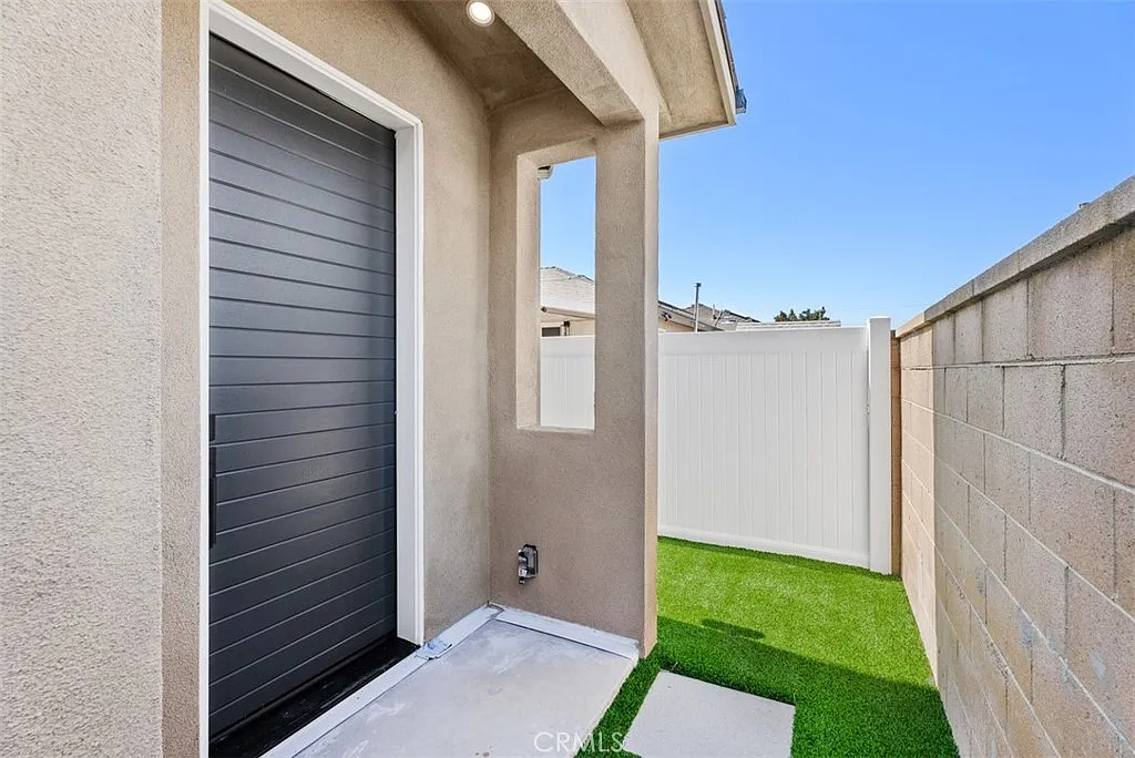 3 bed, 1200 sqft, $3,950 — Photo 2