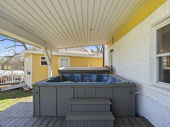 Jaccuzzi with sunrise and sunset views. And your own shed in the back.
