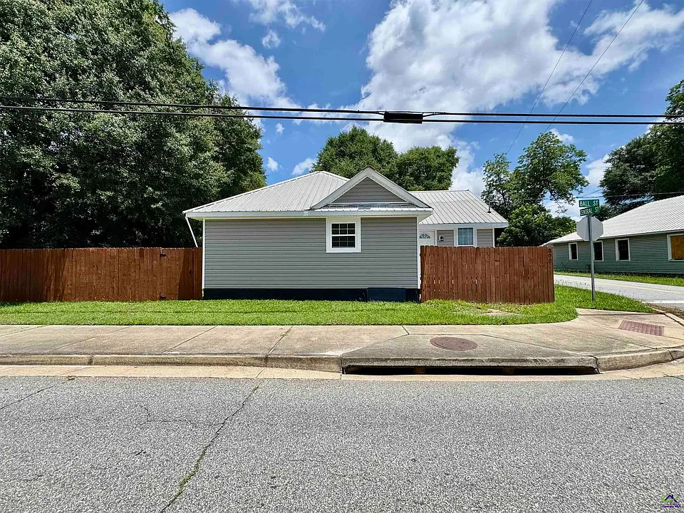 800 Ball St