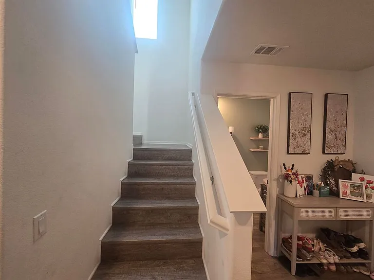 1231 Memorial Ave — Photo 6