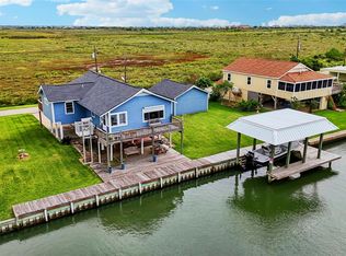 1221 Bay St, Crystal Beach, TX 77650