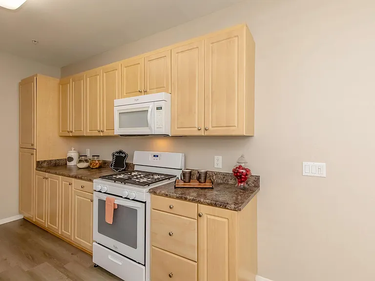 Laurel Vista Apartment Homes — Photo 33