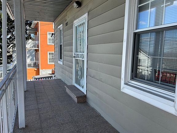 4th image of 933 Wyandotte St
