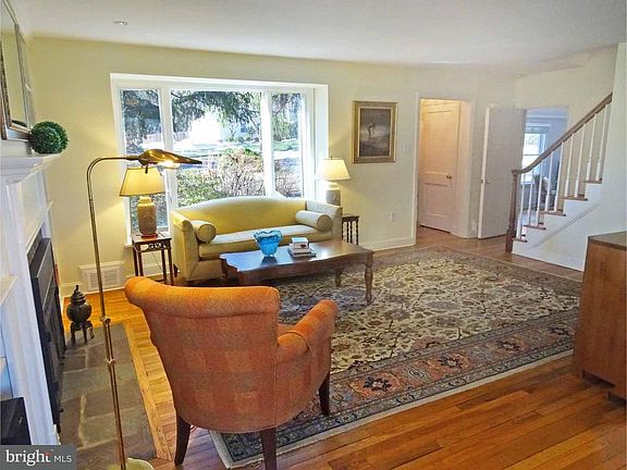 3rd image of 1010 Buckingham Way