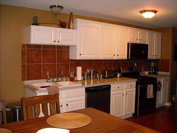 Kitchen/hardwood/tile/stainless steel appliances incuded in purchase price