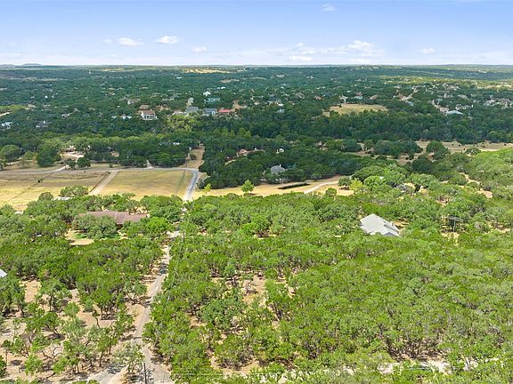 5th image of 19 Spring Valley Dr