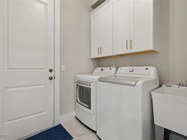 5240 Tower Dr — Photo 40