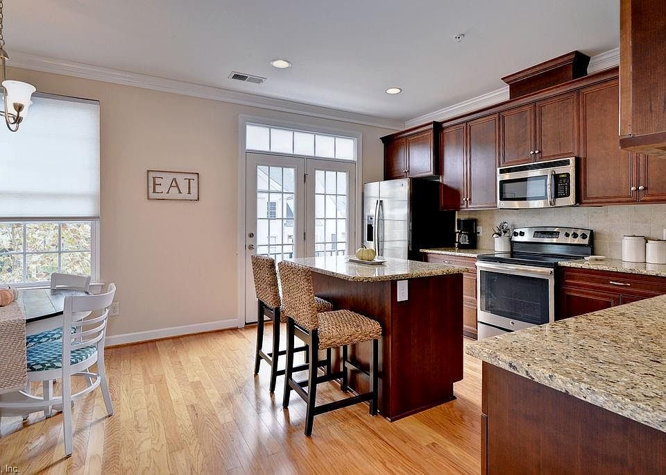 1st image of 105 Carrington Ln