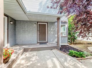 2003 Signal Hill Grn SW, Calgary, AB T3H2Y4