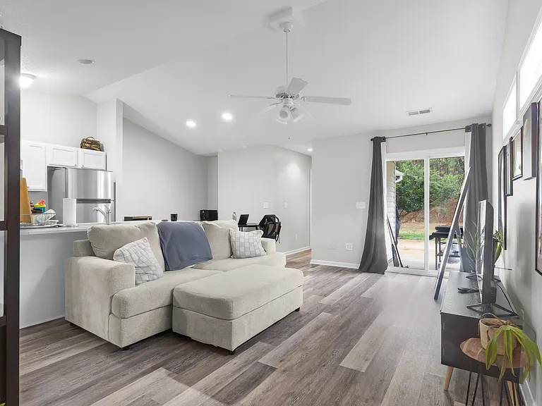 3825 Elizabeth Ave — Photo 2