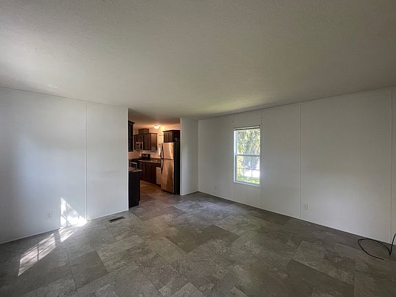 5th image of 98 E Manor St