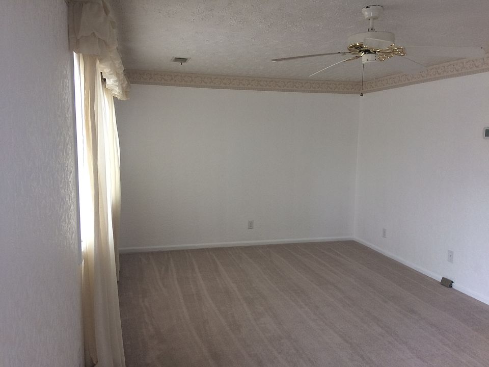 1st image of 704 Chert Ln