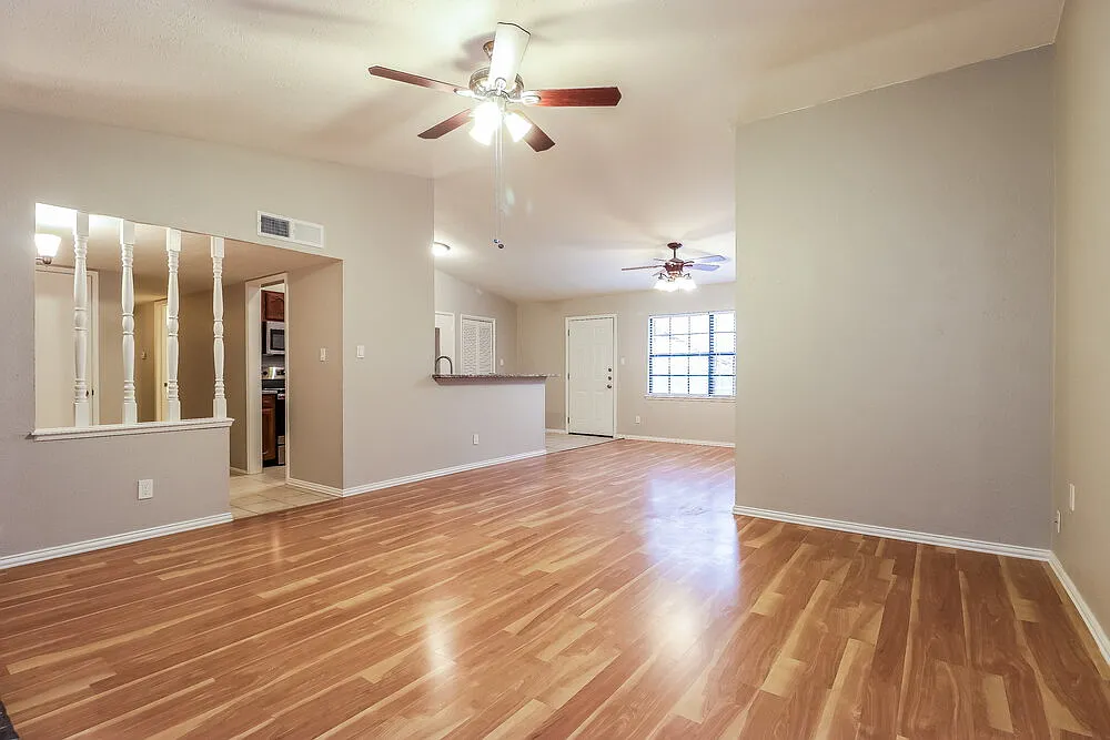 3 bed, 2.0 bath, 1341 sqft, $2,140 — Photo 3