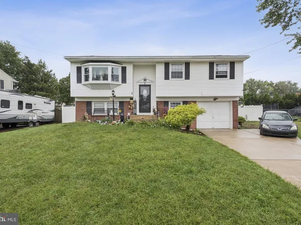 2 Walnut Dr, Burlington, NJ 08016