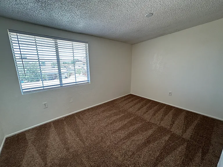 6 bed, 3.0 bath, 2269 sqft, $2,495 — Photo 33