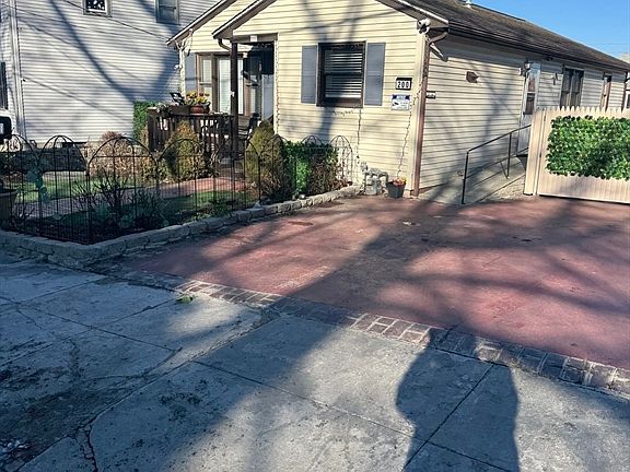 4th image of 200 Crescent St