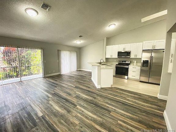 3rd image of 5831 Woodlands Blvd #6-1
